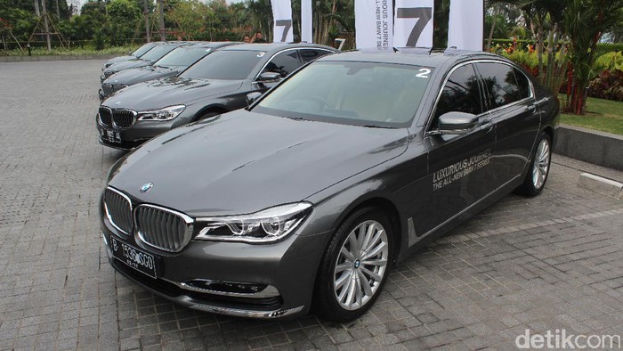 Nyamannya Jadi Penumpang BMW Seri 7
