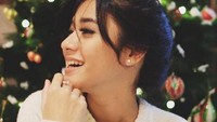 Sepertinya ini merupakan salah satu pose favoritnya. Dok. Instagram/naymirdad