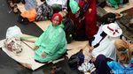Bersajadah Jas Hujan, Massa Pro Rizieq Salat di Depan Mapolda