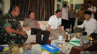 Malam ini Ketua Umum MUI Maruf Amin dikunjungi Menko Kemaritiman Luhut Panjaitan, Kapolda Metro Jaya Irjen M Iriawan , serta Pangdam Jaya Mayjen Teddy Lhaksmana. Pool/Istimewa.