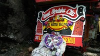 Peti dan hiasan bunga juga letakkan begitu saja di bawah tebing atau di samping keranda. Peti yang terlalu besar tidak akan dibawa masuk ke liang makam. Ini biasa terjadi pada mayat yang dikirim dari luar Toraja (Bonauli/detikTravel)