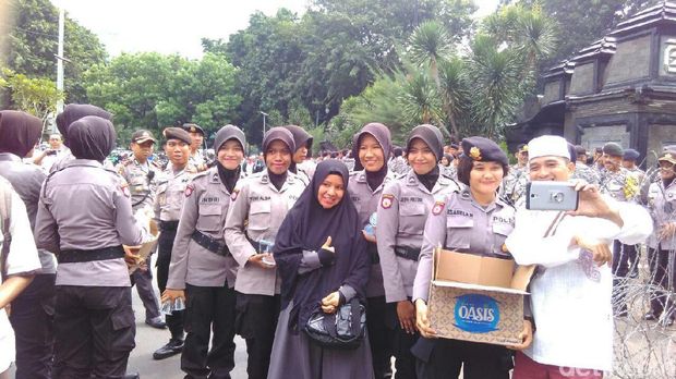 Massa Pro Habib Rizieq Berdatangan, Akses Depan Mapolda Ditutup