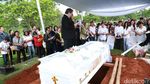 Ruben Onsu Lepas Sang Ayah dengan Hujan dan Derai Air Mata