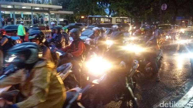 Arus lalin Jalan Jenderal Sudirman-Blok M terpantau padat