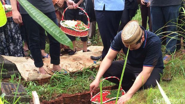Anak Indra Bekti Meninggal Dunia, Ayah Ruben Onsu Dimakamkan