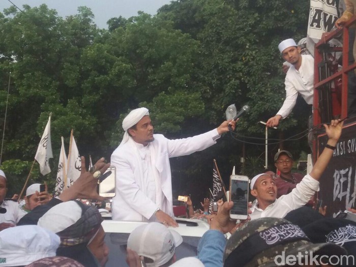 Keluar dari Polda Metro, Habib Rizieq Disambut Salawat Massa FPI