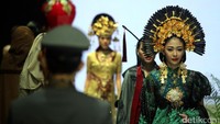 Pembukaan IFW ini ditandai dengan gelaran fashion show yang memperlihatkan rancangan sederet desainer yang akan berkolaborasi selama lima hari ke depan.