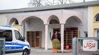 Banyak warga Jerman menjadi resah setelah serangan truk maut di pasar Natal Berlin pada Desember 2016 lalu. Serangan yang menewaskan 12 orang itu dilakukan oleh seorang pencari suaka asal Tunisia yang telah ditolak permohonan suakanya. Thomas Lohnes/Getty Images.