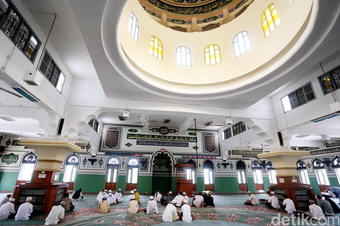Massa FPI melakukan salat Dhuha dan mengaji di Masjid Al-Azhar sebelum berangkat menuju Polda Metro Jaya untuk berunjuk rasa.
