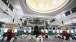 Suasana Salat Dhuha Massa Pro Rizieq di Masjid Al-Azhar