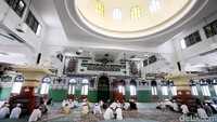 Usai salat, mereka nampak melantuntan ayat suci Alquran.