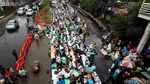Bersajadah Jas Hujan, Massa Pro Rizieq Salat di Depan Mapolda