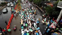 Salat zuhur berjemaah ini dilaksanakan di jalur lambat Jl Jenderal Sudirman, tepat di depan Mapolda Metro Jaya.