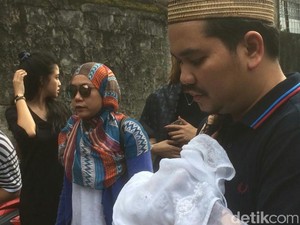 Anak Indra Bekti Meninggal Dunia, Ayah Ruben Onsu Dimakamkan