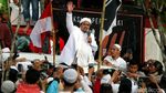 Habib Rizieq Temui Massa di Depan Polda Metro