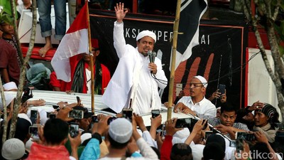 Habib Rizieq Temui Massa di Depan Polda Metro