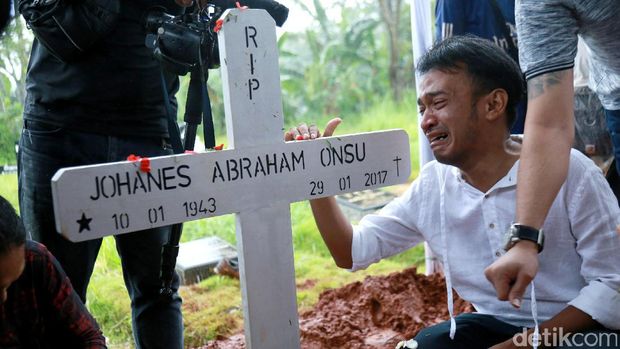 Anak Indra Bekti Meninggal Dunia, Ayah Ruben Onsu Dimakamkan