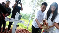 Ruben terlihat larut dalam kesedihan. Pool/Palevi S/detikFoto.