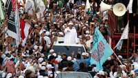 Rizieq menaiki mobil Mitsubishi Pajero berpelat nomor B 1 FPI menemui massa yang telah menunggunya di depan Mapolda Metro Jaya.