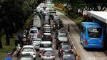 Massa FPI Bergerak ke Polda, Jalan Sudirman Macet