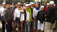 Massa FPI dan GNPF MUI berdatangan ke Masjid Al-Azhar, Jakarta, Rabu (1/2/2017).