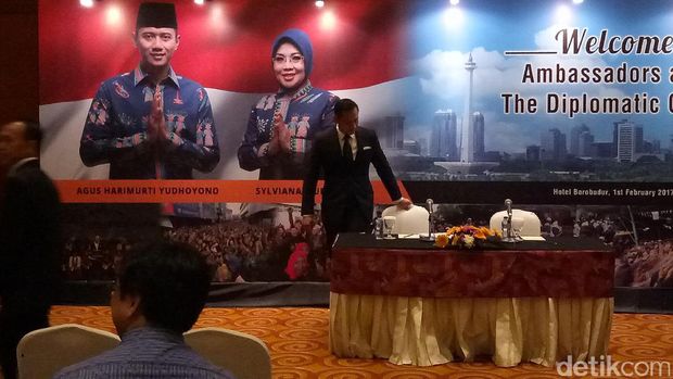 Agus Yudhoyono bicara di depan para dubes / 