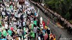 Bersajadah Jas Hujan, Massa Pro Rizieq Salat di Depan Mapolda