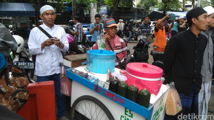 Mereka yang Mengambil Untung Ketika Demo FPI