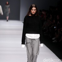Koleksi terbaru yang ditampilkan desainer Vinora mengusung tema Clean Chic Dewi Fashion Knight, di Jakarta Fashion Week 2017. Senayan City. Jakarta. [Foto: Mohammad Abduh/Wolipop]