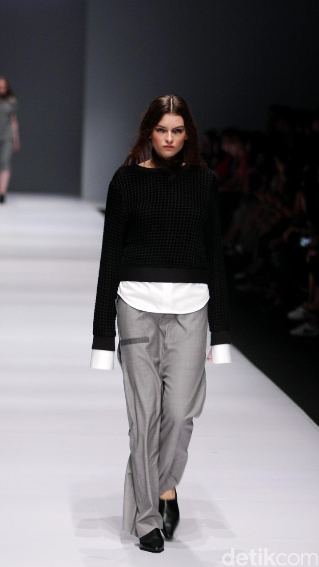 Koleksi terbaru yang ditampilkan desainer Vinora mengusung tema Clean Chic Dewi Fashion Knight, di Jakarta Fashion Week 2017. Senayan City. Jakarta. [Foto: Mohammad Abduh/Wolipop]