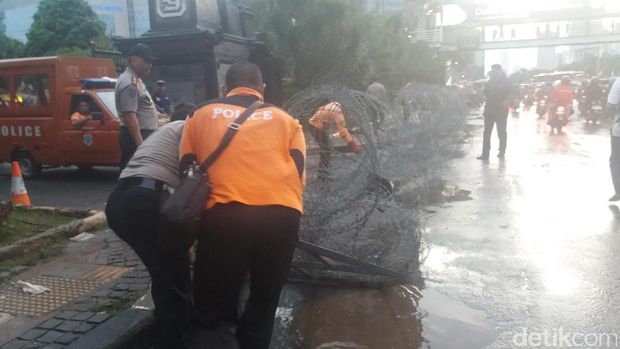 Petugas menarik kawat berduri