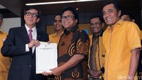 Menteri Hukum dan HAM Yasonna Laoly menyerahkan keputusan struktur organisasi kepengurusan di bawah pimpinan Ketua Umum Oesman Sapta Odang (OSO).
