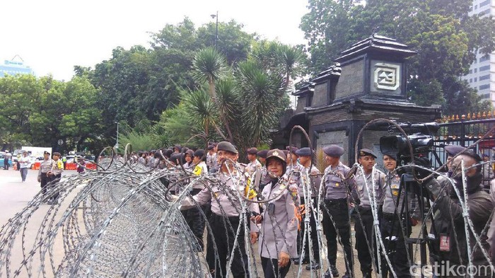 Massa Pro Habib Rizieq Berdatangan, Akses Depan Mapolda Ditutup