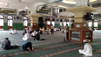 Sebagian massa telah memasuki masjid untuk melaksanakan salat duha.