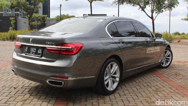 Sensasi Nyetir BMW Seri 7 Rakitan Lokal