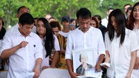 Ia tampak ditemani adiknya, Jordy Onsu dan sang istri, Sarwendag sambil memegang foto mendiang ayahnya tersebut. Pool/Palevi S/detikFoto.
