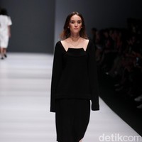 Koleksi terbaru yang ditampilkan desainer Vinora mengusung tema Clean Chic Dewi Fashion Knight, di Jakarta Fashion Week 2017. Senayan City. Jakarta. [Foto: Mohammad Abduh/Wolipop]