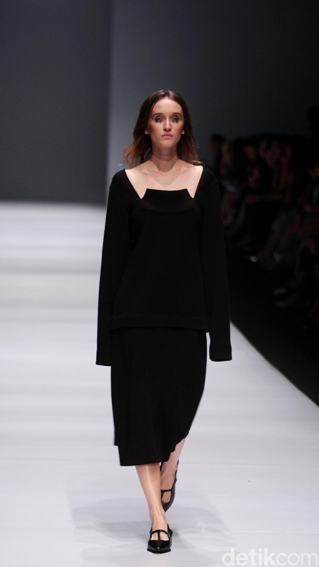 Koleksi terbaru yang ditampilkan desainer Vinora mengusung tema Clean Chic Dewi Fashion Knight, di Jakarta Fashion Week 2017. Senayan City. Jakarta. [Foto: Mohammad Abduh/Wolipop]