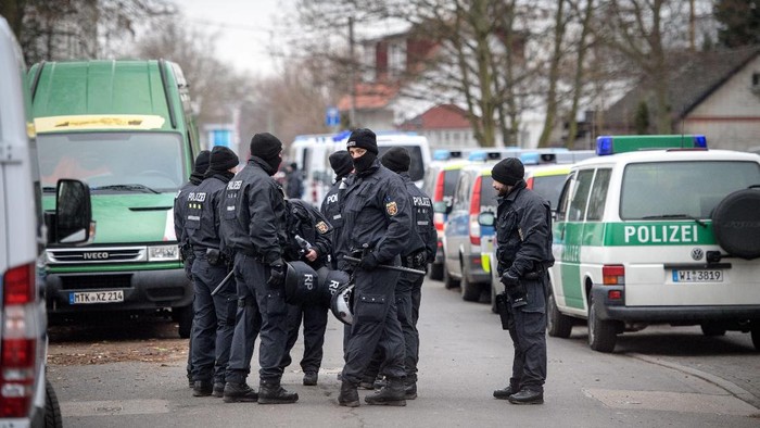 Kepolisian Jerman melakukan penggeledahan 54 rumah, usaha bisnis dan masjid-masjid di kota Frankfurt. Hal itu dilakukan untuk mencegah aksi teror di Jerman.