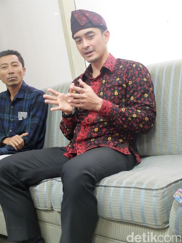  Pilih Gaya Busana untuk Dinas, Zumi Zola Pasrah pada Istri