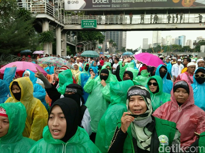 Massa FPI Bertahan di Tengah Hujan Deras di Mapolda Metro