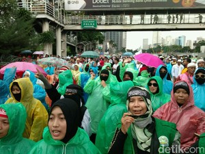 Massa FPI Bertahan di Tengah Hujan Deras di Mapolda Metro