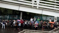 Halte ditutup dari arah Kota - Blok M, dan sebaliknya. Tapi, bus masih TransJakarta masih beroperasi.