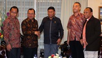 Farouk Muhammad menyambut ketua rombongan Priyo Budi Santoso yang merupakan Wakil Ketua Umum Ikatan Cendikiawan Muslim Indonesia (ICMI).