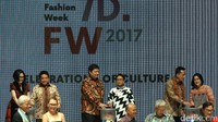 Ketua Panitia Indonesia Fashion Week (IFW) 2017 sekaligus ketua Asosiasi Perancang Pengusaha Mode Indonesia (APPMI) Poppy Dharsono, Direktur Distributions Bank Mandiri Hery Gunardi, Menperin Airlangga Hartarto dan Menlu Retno Marsudi tengah menekan tombol pembukaan Indonesia Fashion Week (IFW) 2017 di Jakarta, Selasa (1/2/2017).