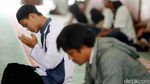 Suasana Salat Dhuha Massa Pro Rizieq di Masjid Al-Azhar