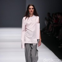 Koleksi terbaru yang ditampilkan desainer Vinora mengusung tema Clean Chic Dewi Fashion Knight, di Jakarta Fashion Week 2017. Senayan City. Jakarta. [Foto: Mohammad Abduh/Wolipop]