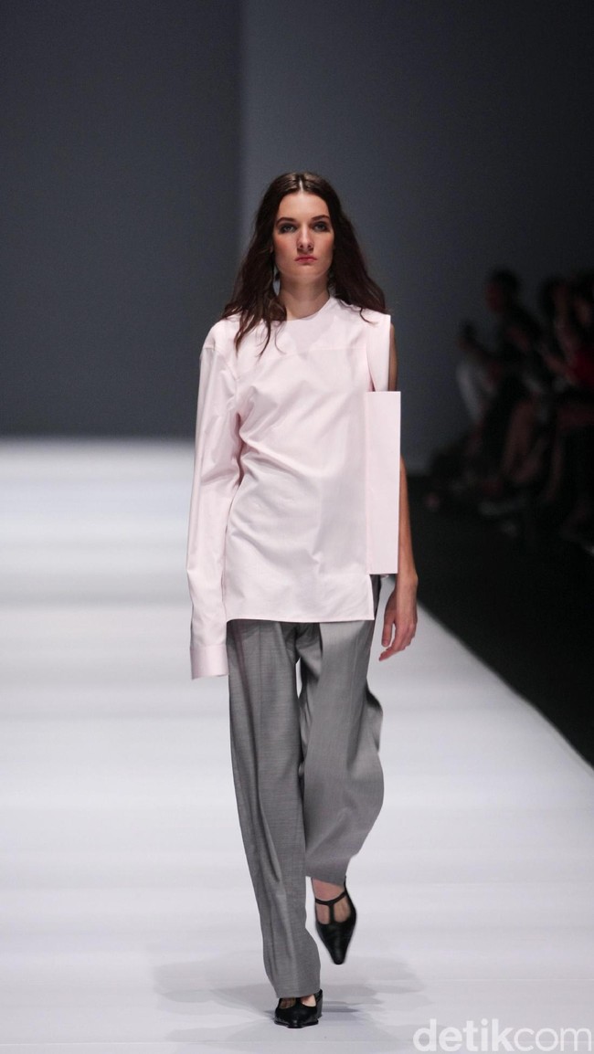 Koleksi terbaru yang ditampilkan desainer Vinora mengusung tema Clean Chic Dewi Fashion Knight, di Jakarta Fashion Week 2017. Senayan City. Jakarta. [Foto: Mohammad Abduh/Wolipop]