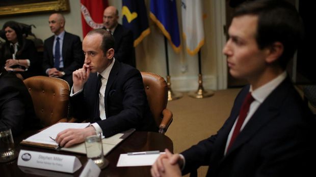 Stephen Miller (kiri) bersama penasihat senior Trump Jared Kushner (kanan) yang juga menantunya