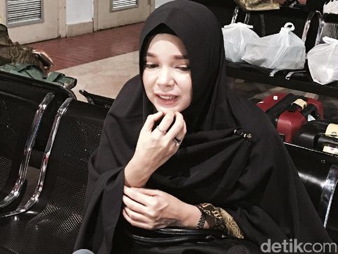 Foto: Dewi Sandra Berjilbab Syar'i dan Pakai Kursi Roda 